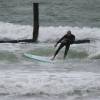 Arjen surfs Domburg